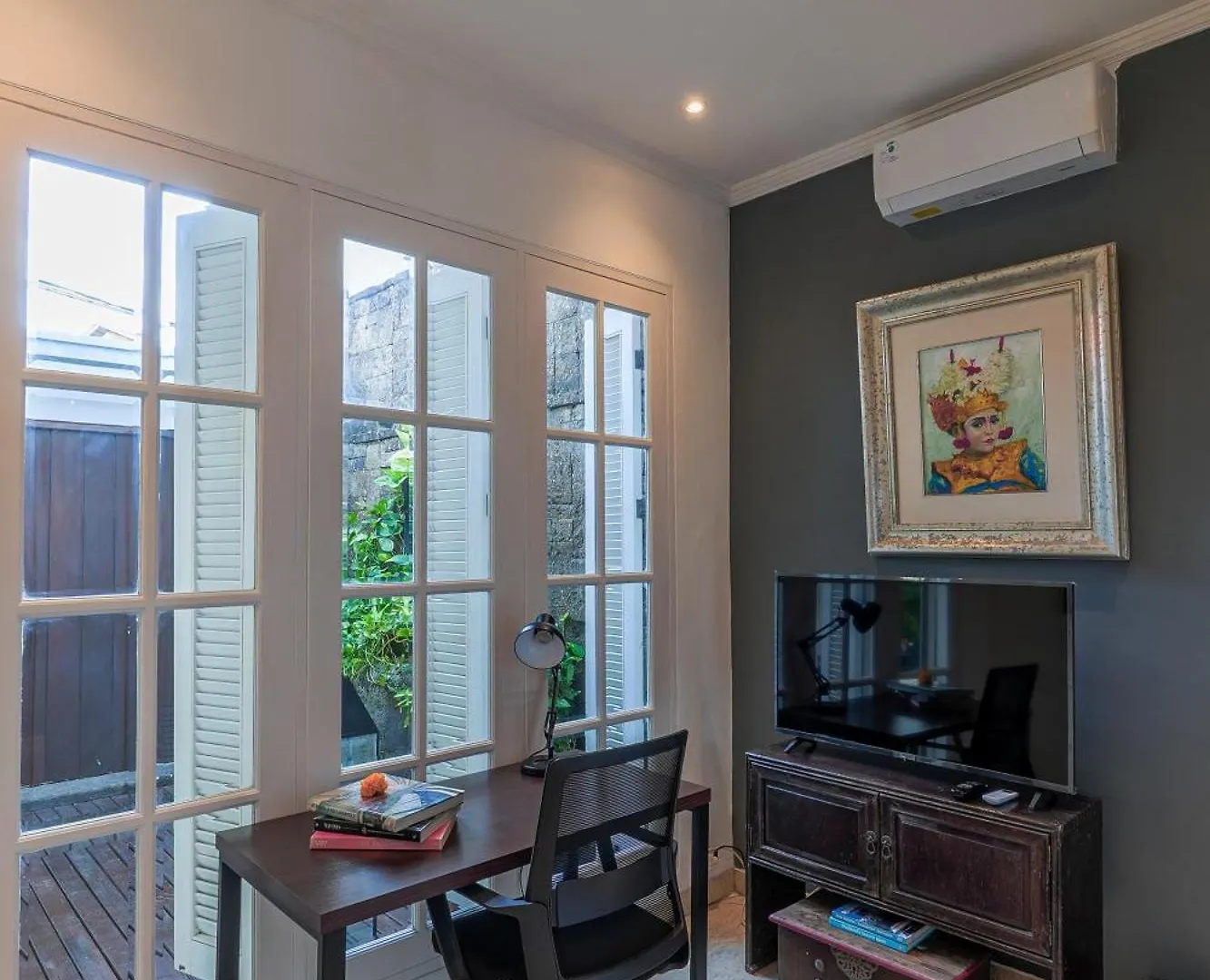 Villa Mosan House: Art-Filled Gem Near Beach & Seminyak Square Indonesia