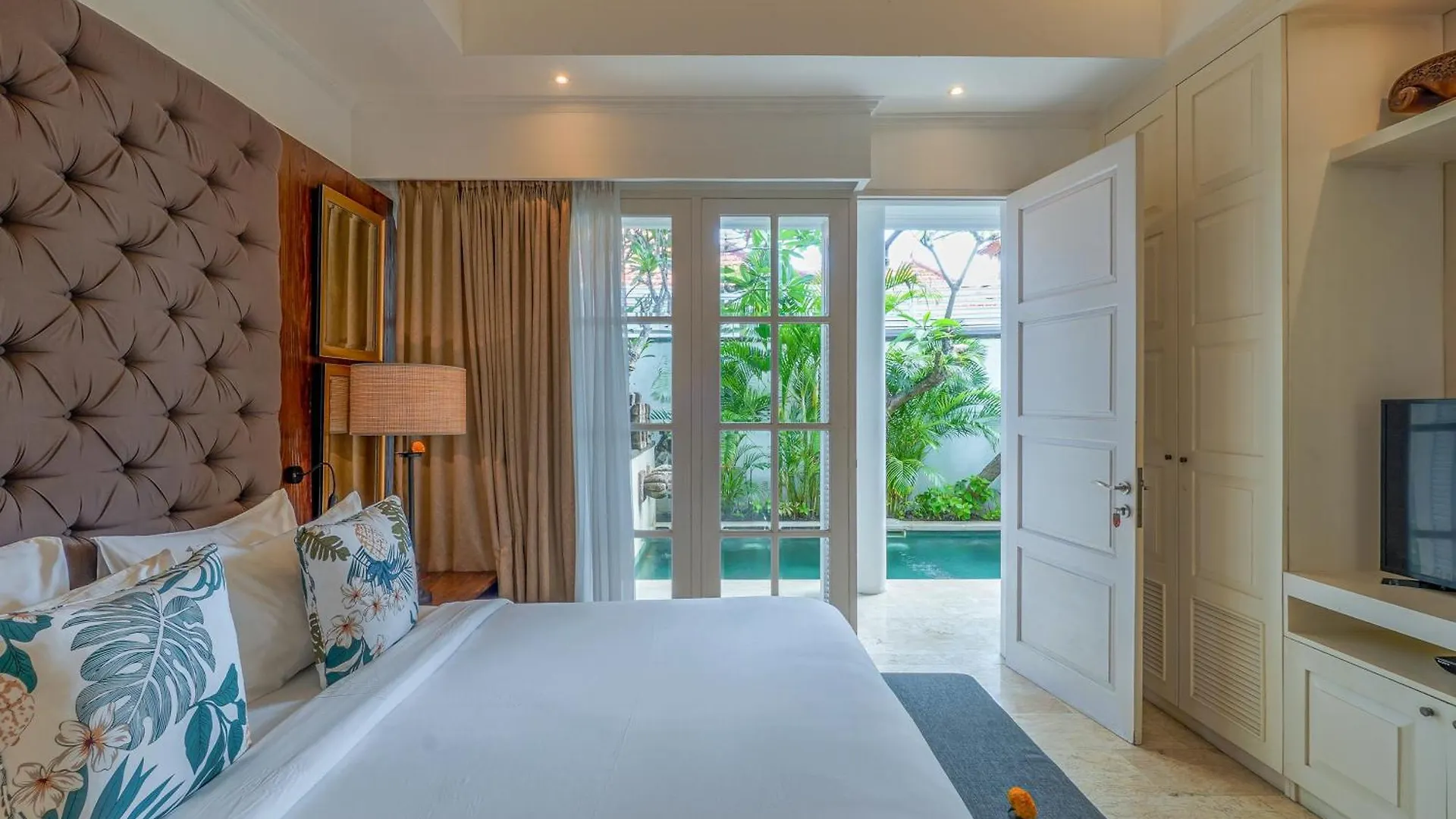 Mosan House: Art-Filled Gem Near Beach & Seminyak Square Villa