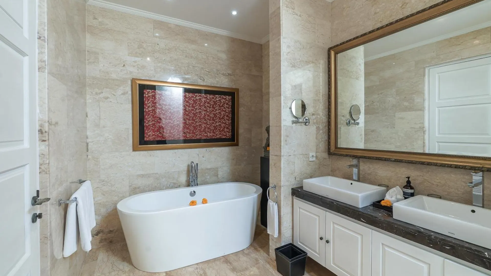 Villa Mosan House: Art-Filled Gem Near Beach & Seminyak Square