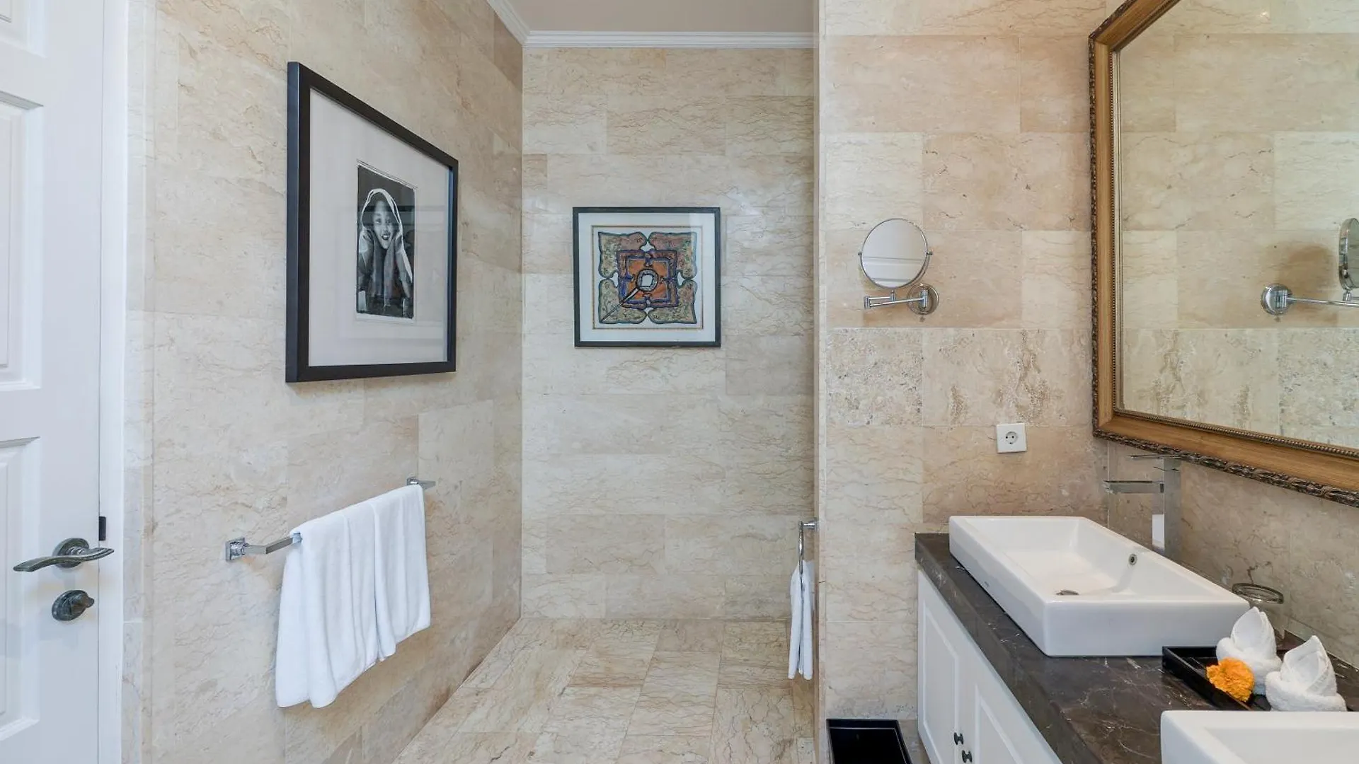 Villa Mosan House: Art-Filled Gem Near Beach & Seminyak Square Indonesia