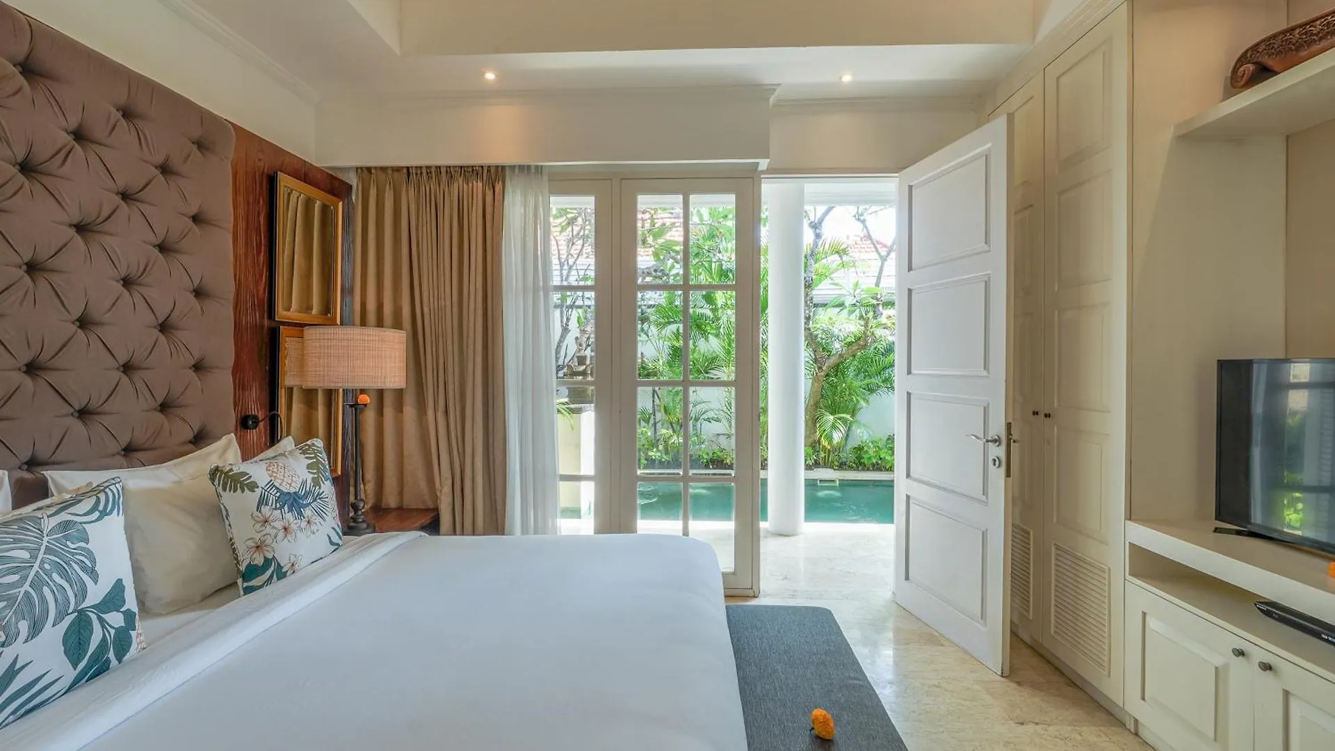Villa Mosan House: Art-Filled Gem Near Beach & Seminyak Square