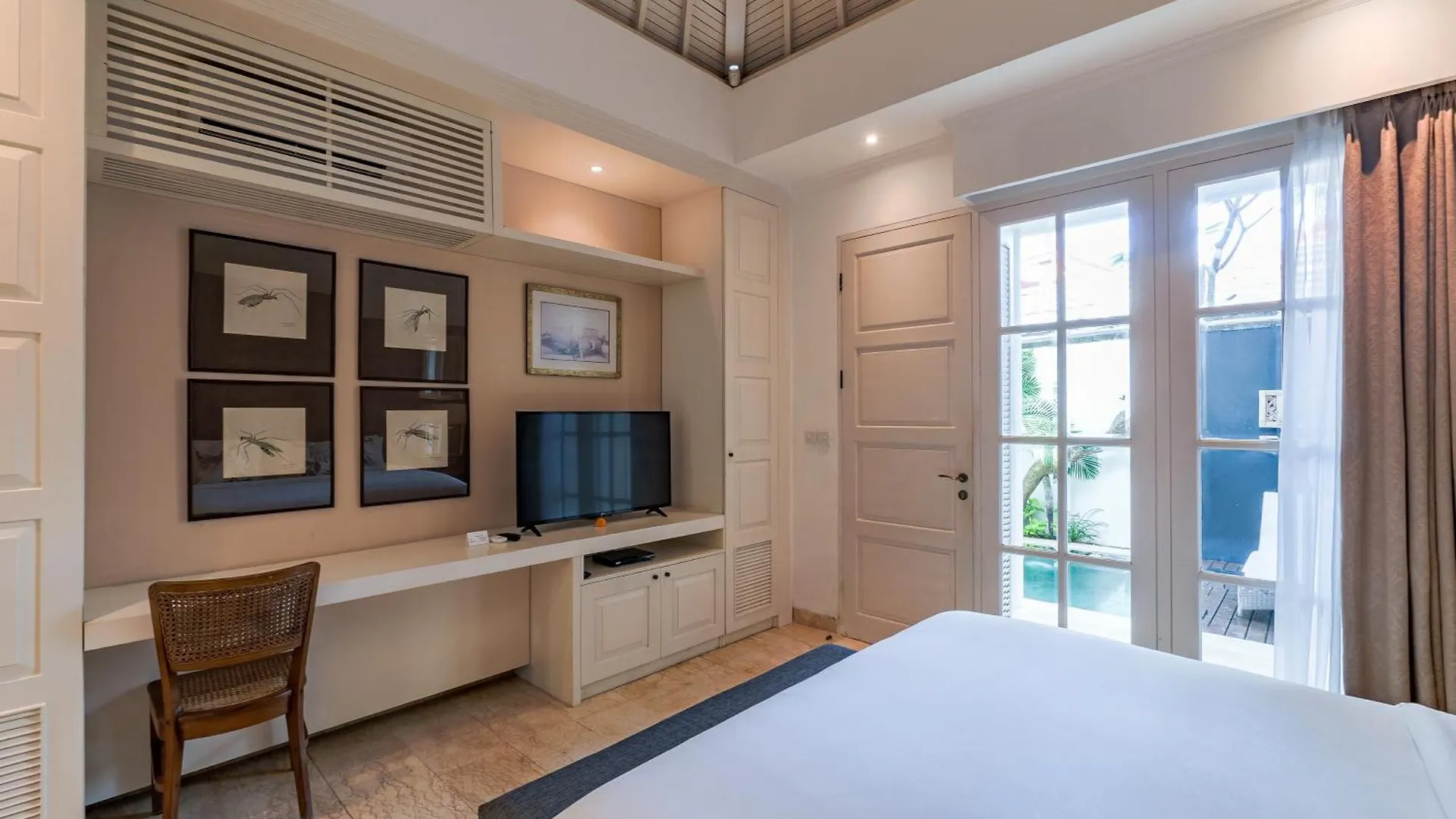 Villa Mosan House: Art-Filled Gem Near Beach & Seminyak Square Indonesia