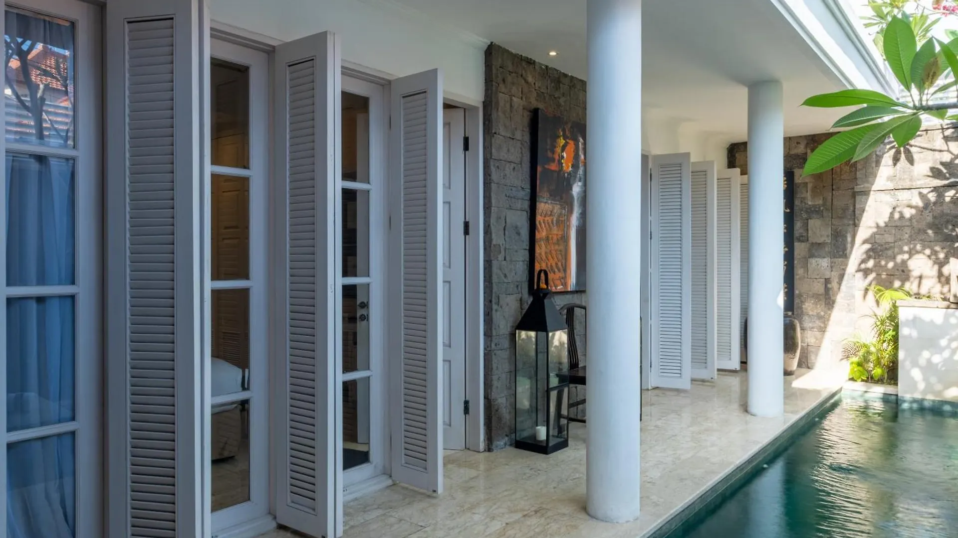 Mosan House: Art-Filled Gem Near Beach & Seminyak Square Villa