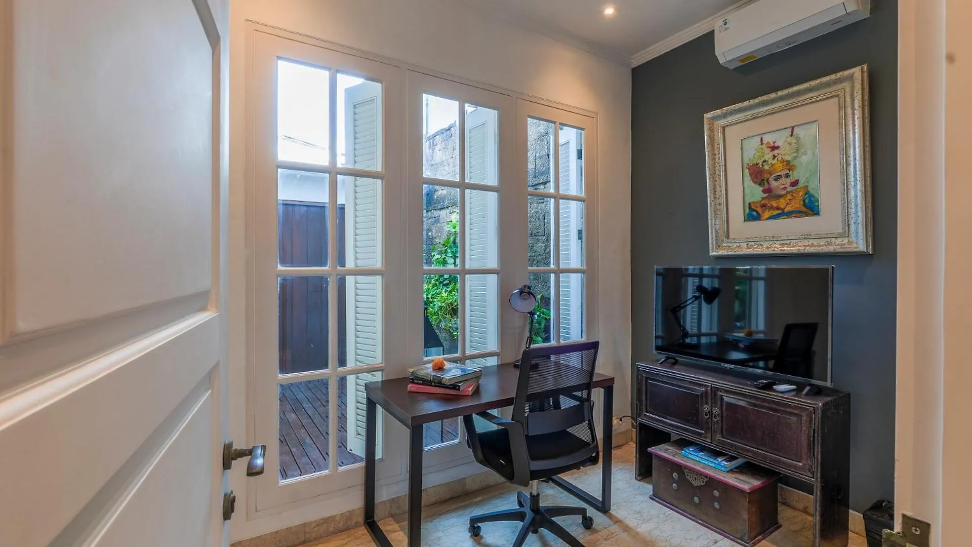 Vila Mosan House - Unique Art-Filled Gem In Perfect Location A Short Walk From The Beach Or Seminyak Square Including Ac Office For Remote Working