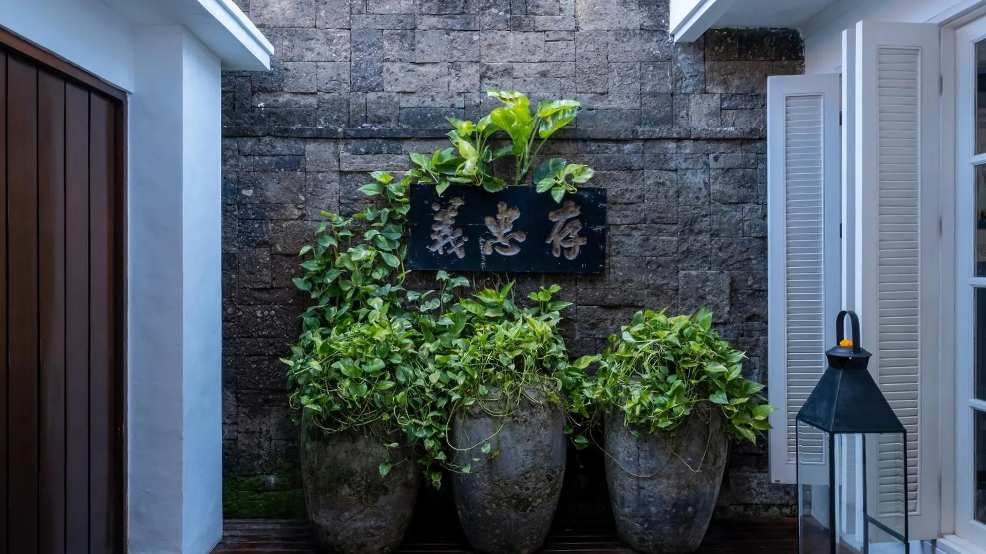 Mosan House - Unique Art-Filled Gem In Perfect Location A Short Walk From The Beach Or Seminyak Square Including Ac Office For Remote Working